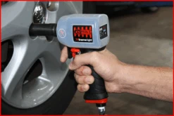 KS Tools 1/2" MiniMONSTER Xtremelight Hochleistungs-Druckluft-Schlagschrauber 1.390 Nm Mit Schutzhülle Und Geräusch-Reduzier-Schlauch - 515.1155 -Werkzeug Günstiges Geschäft kstools 515 1155 005